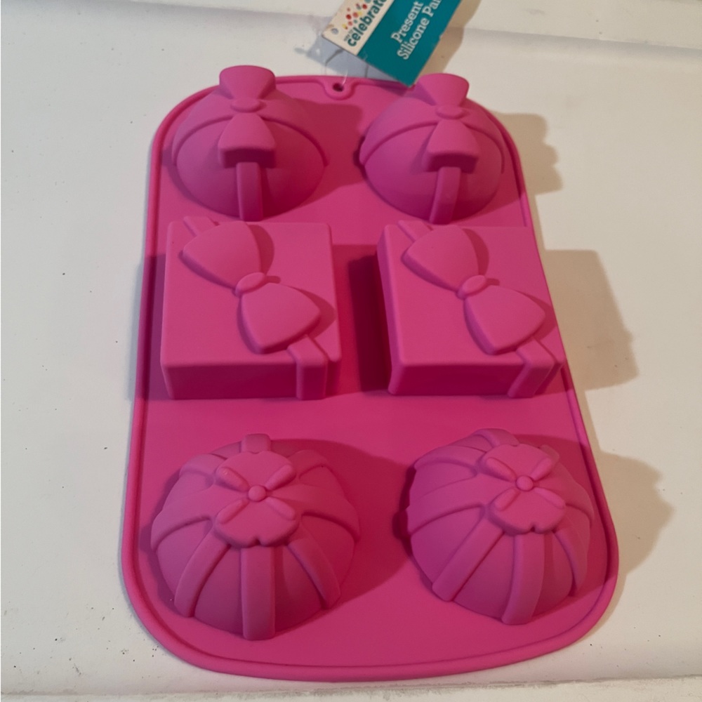 🐠Celebrate. Present Silicone Mold Pan. NWT.